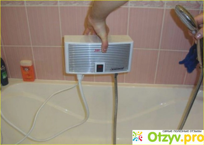 Электрический проточный водонагреватель.